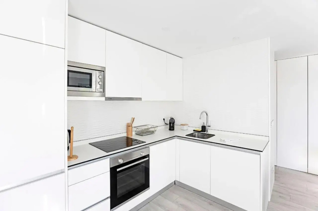 Stylish Flat W/ Gym & Parking by LovelyStay