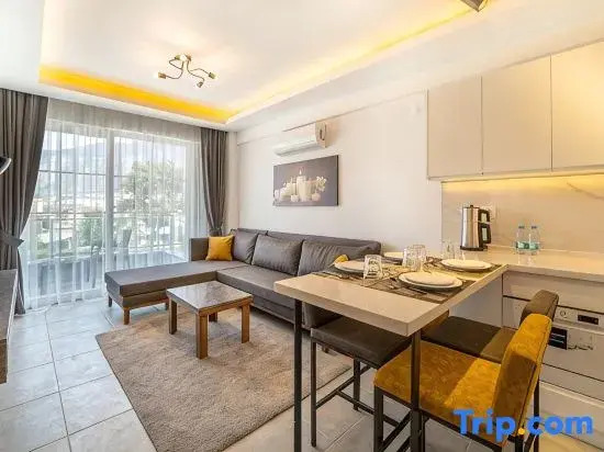 Midpoint Suites - Deluxe Suite 104