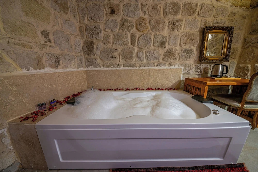 Kapalos Cave Hotel