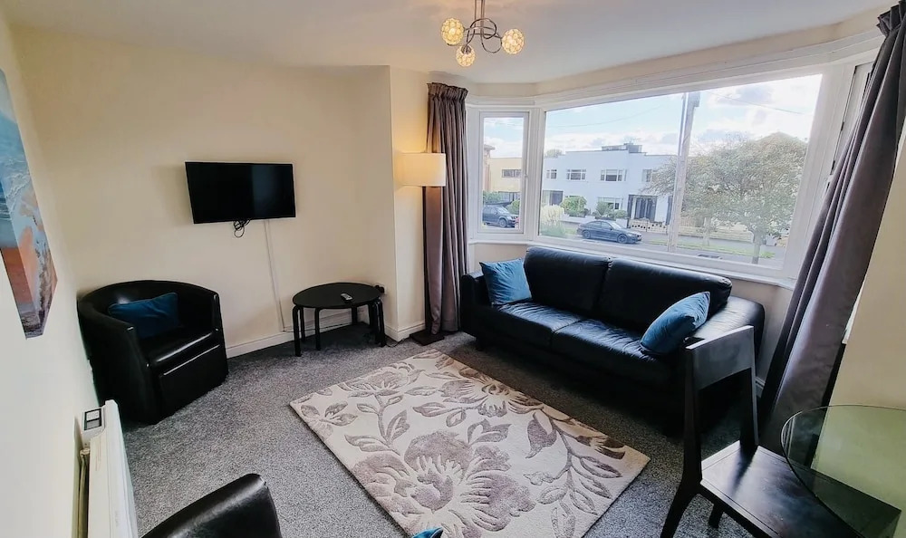Beachside Home - Sleeps 5, Garden, Parking & Pets
