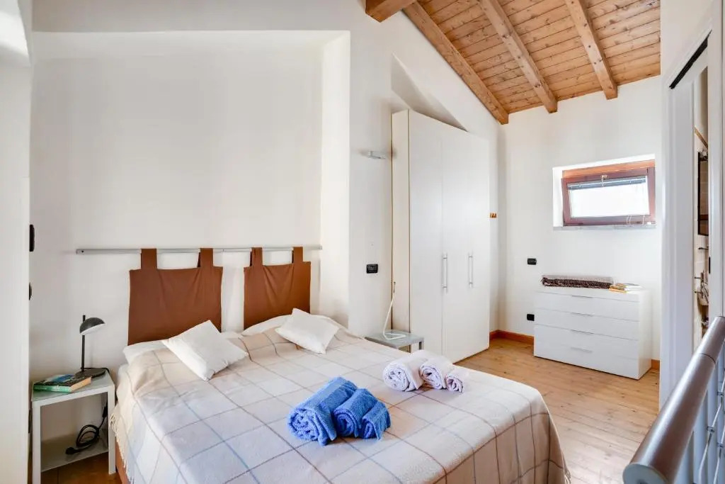 Design Apartment with Lake View!