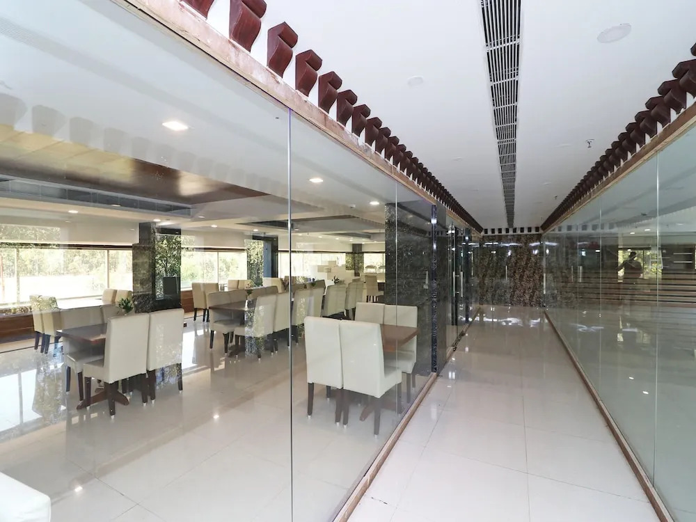 OYO 12823 Hotel Pearl Avenue