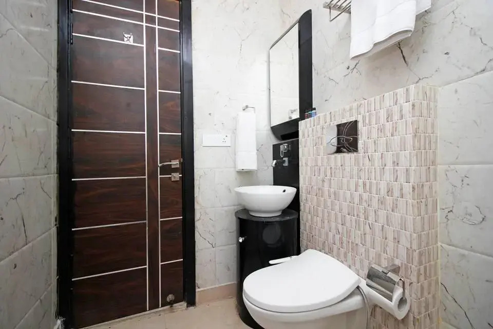 OYO Rooms Green Park Metro
