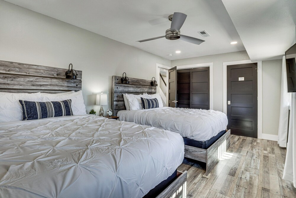 Private Dock & Theater Room: Lake Ozark Luxury