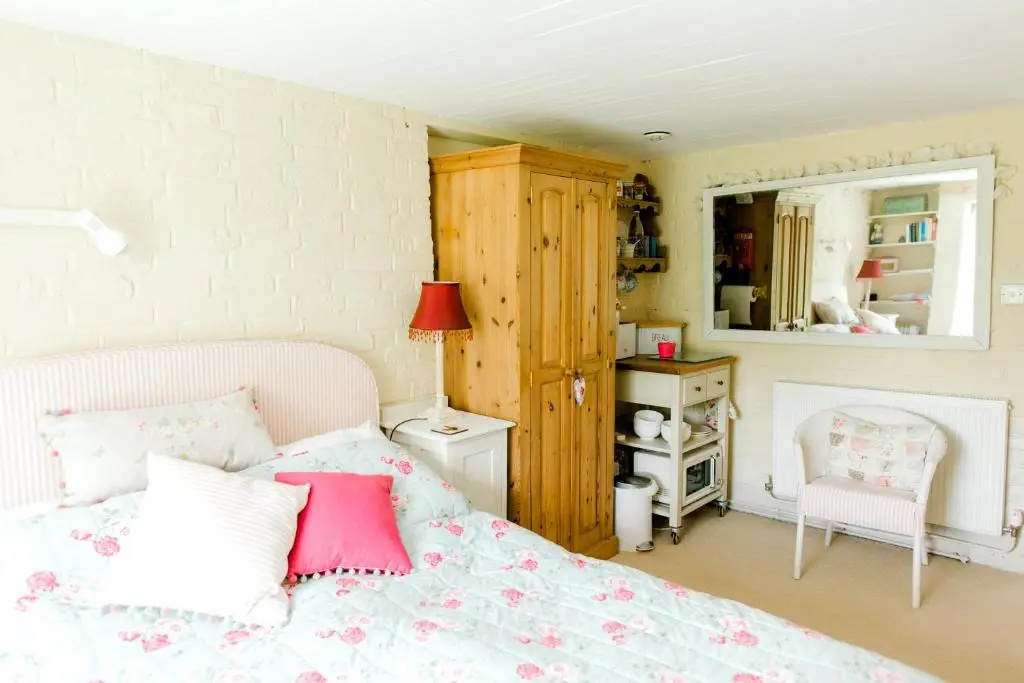 Cosy Cottage ground floor bedroom ensuite with private entrance
