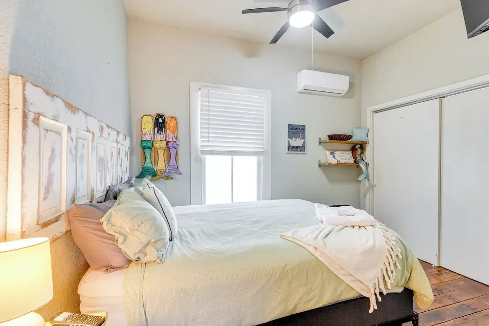 1 Mi to Dtwn Galveston! Home w/ Pet-friendly Yard