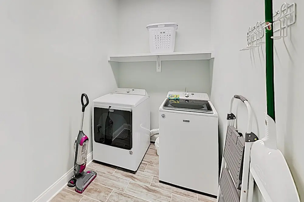 New Listing! Parks Edge New-build W/ Pool 5 Bedroom Home