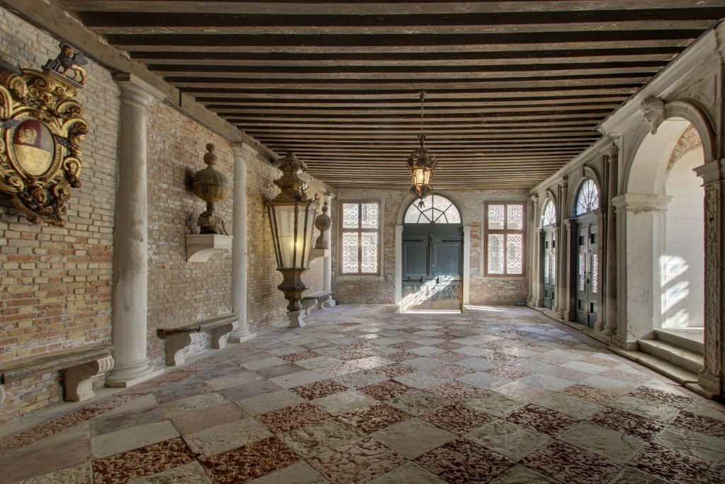 DOGE SPIRAL STAIRS gorgeous, historical, 4pax