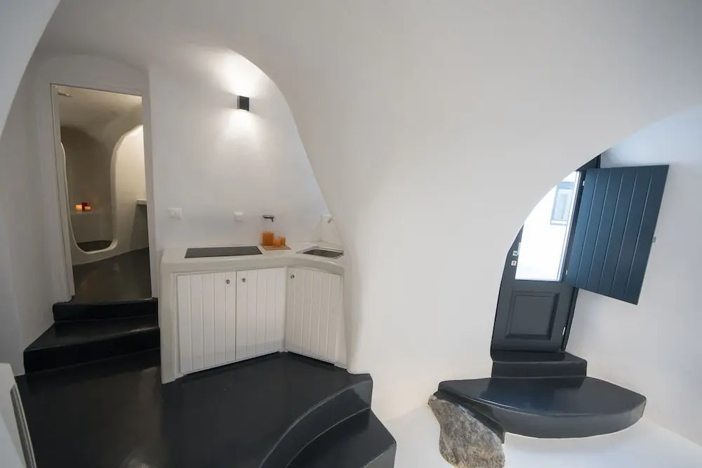 The Luna Cavern 2 with Hot Tub White