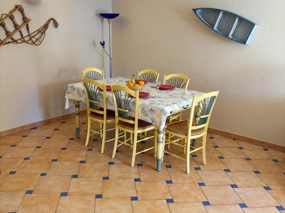 Provencal Apartment in Town Center