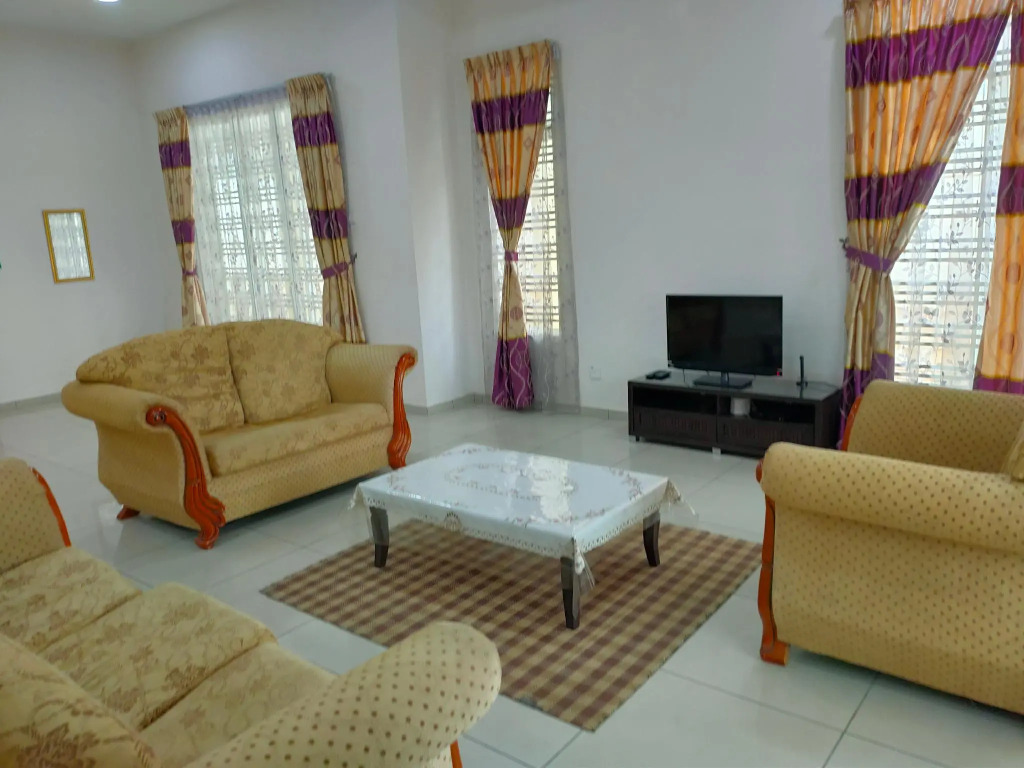 OYO 90228 D'anjung Villa 4bhk