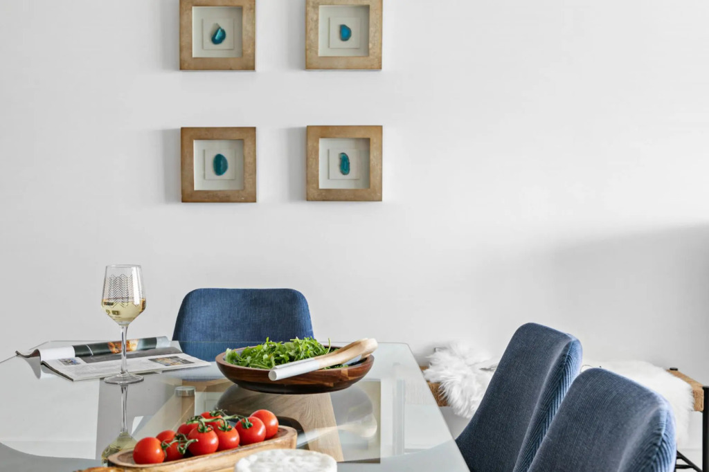 A7 Masts - Striking beachside apartment with beautiful sea views, private balcony and secure parking