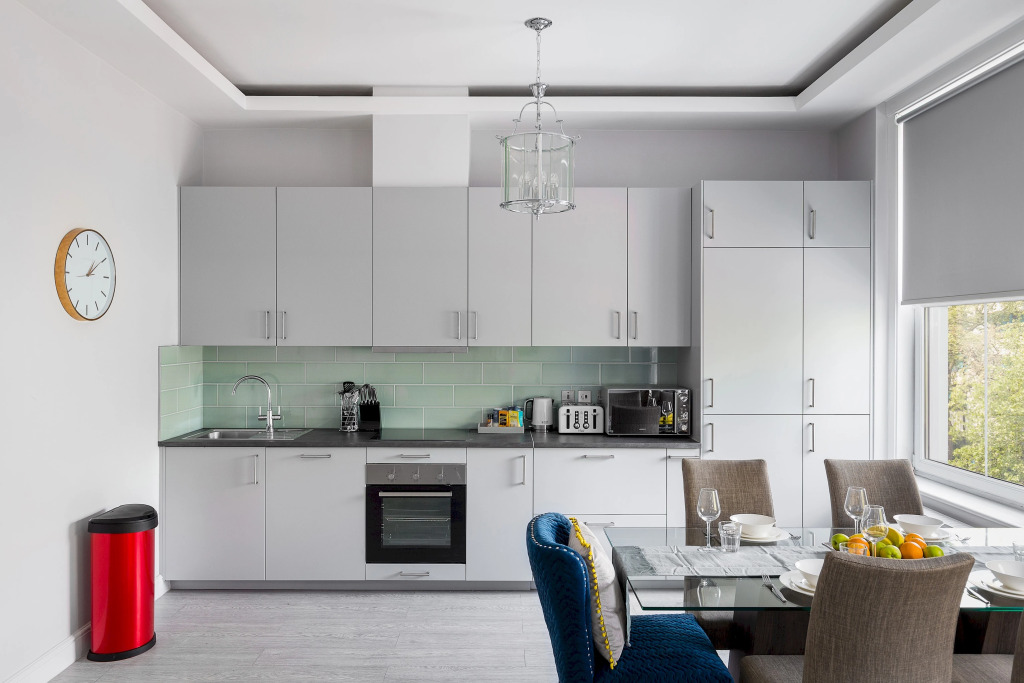 Sophisticated modern 2-bed 2-bath on Cromwell rd