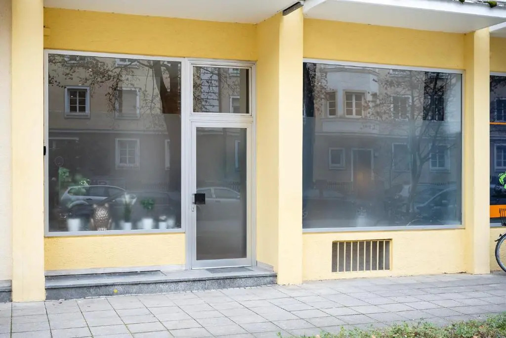 Big Central Apartment near Rotkreuzplatz with 3 BR for 12 PAX