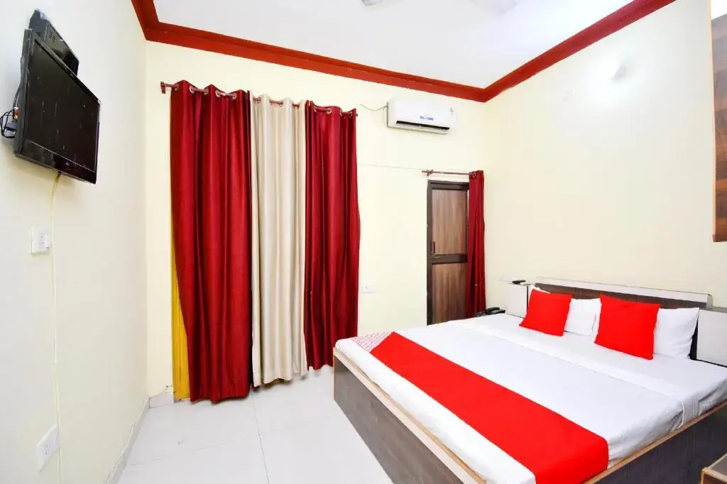 White House By OYO Rooms