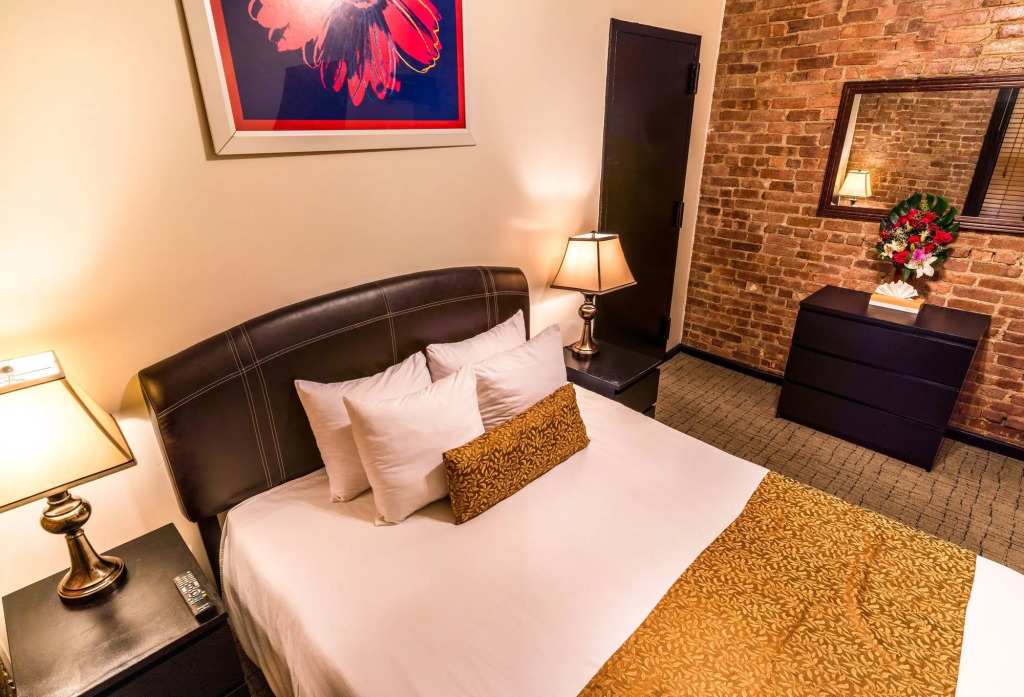 Royal Park Hotel & Hostel