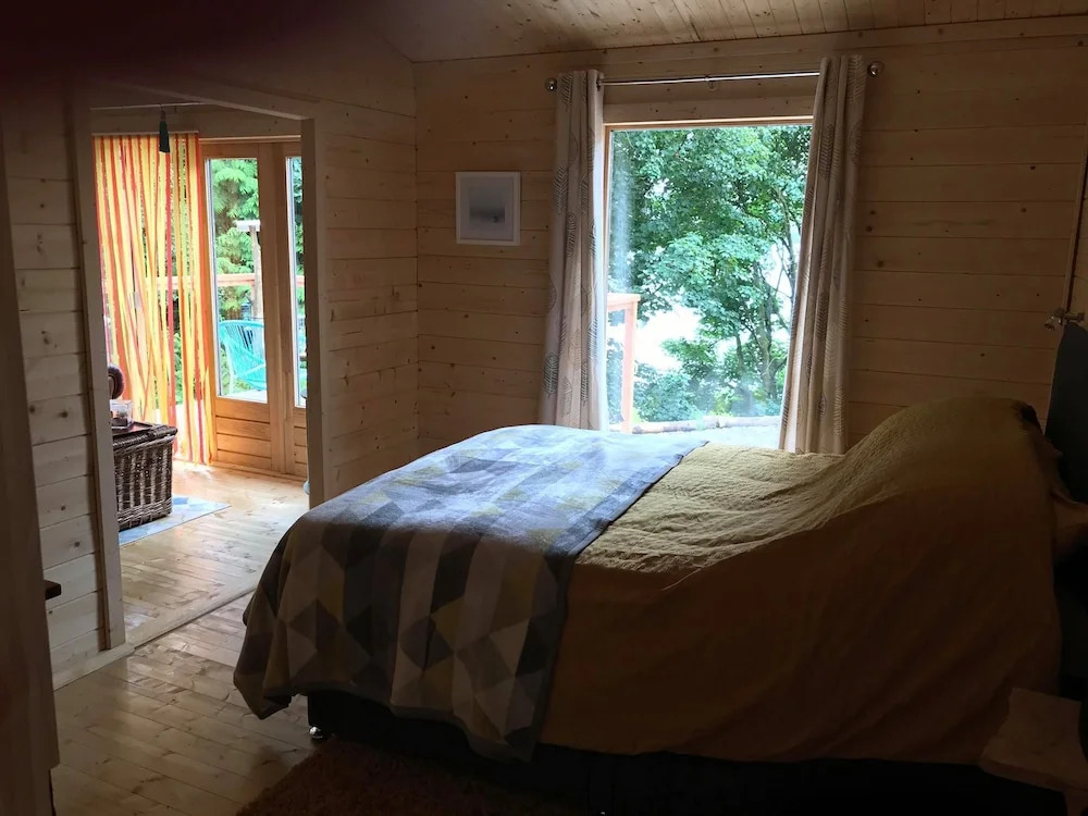 Off Grid Cabin Sleeps 2 Pets Ok 20 min to Dunoon