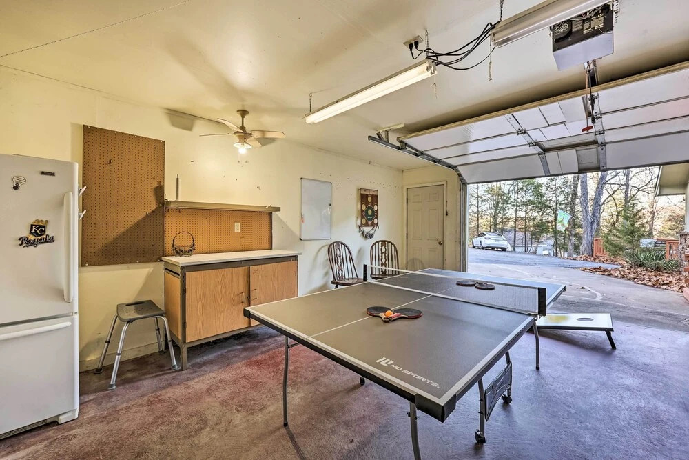 Holiday Island Home: Mountain View + Hot Tub