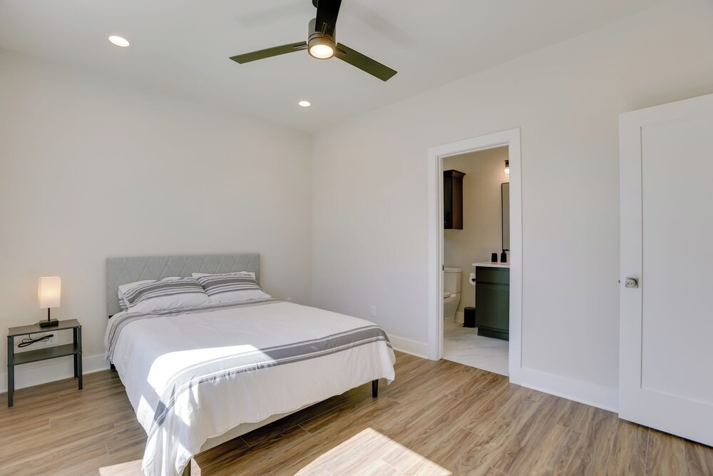 Walk to Restaurants: Modern Escape Near Kyle Field