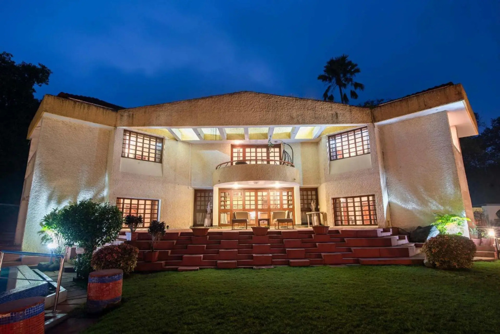 StayVistas Shantam House - Dive into relaxation with a pool and tennis lawn
