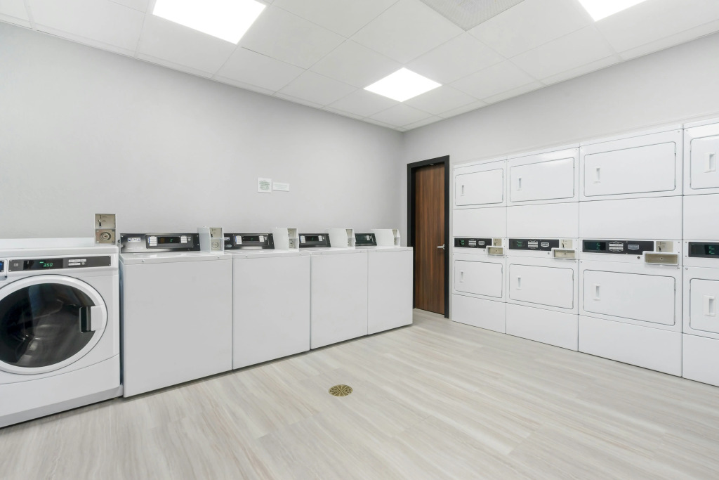 HomeTowne Studios by Red Roof Tampa - Airport