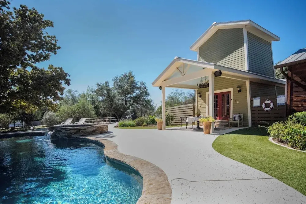 Tank House Stay for 2 - Access to Pool, Hot Tub