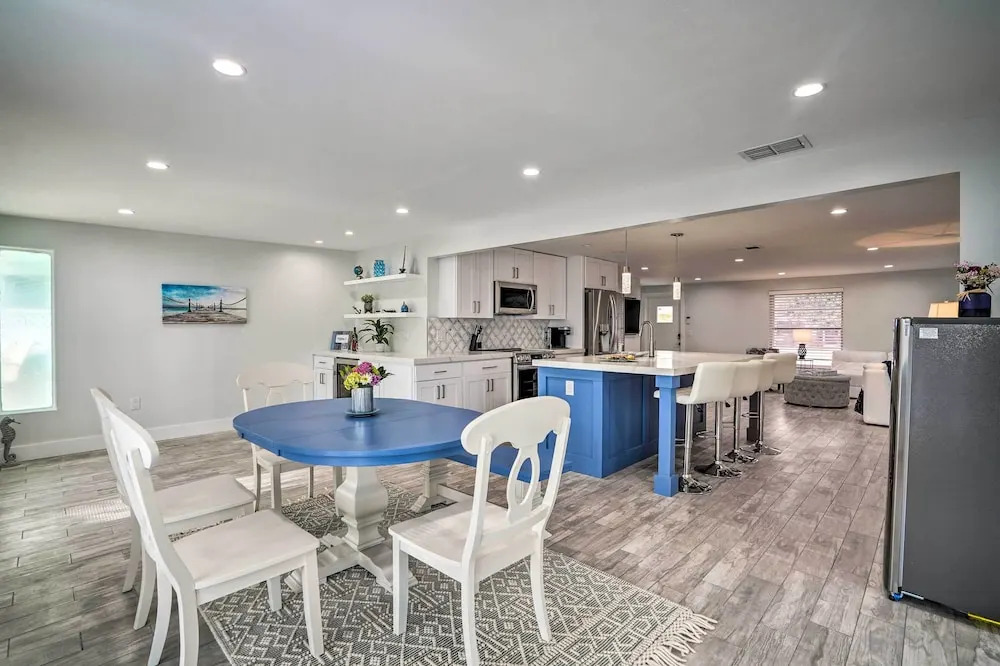 Waterfront Matlacha Home w/ Hot Tub & Grill!
