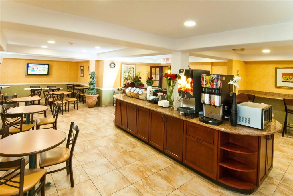 Best Western Plus Raffles Inn & Suites