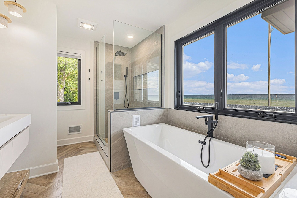Waterfront Retreat on West Bay w Hot Tub, Games & More! 7345