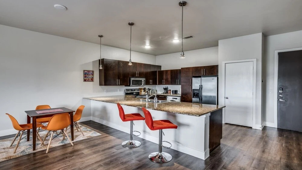 Luxurious 2BR with high ceilings and skyline views | by CozySuites