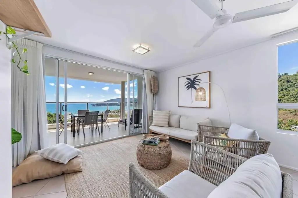 Three B Airlie 2 bedroom unit Seaviews & Pool