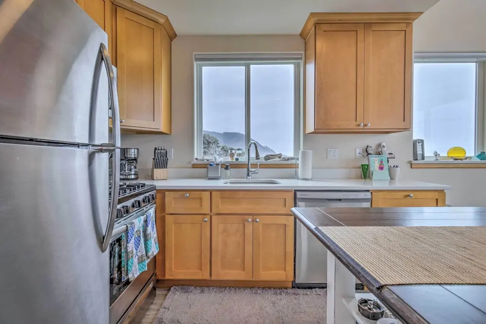 Yachats Gem w/ Private Balcony & Ocean Views!