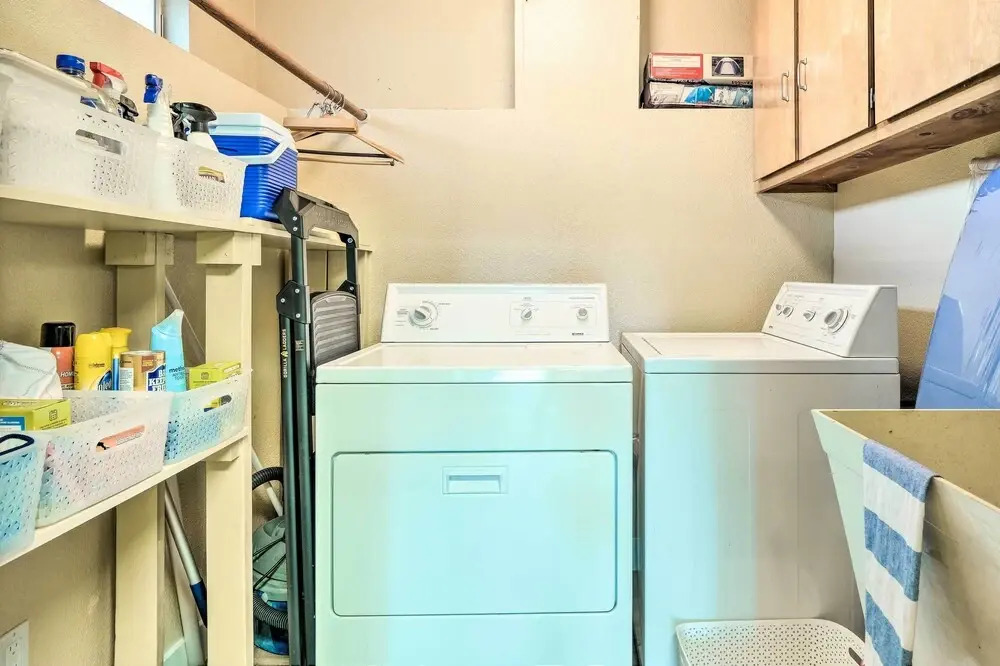 Pine Mountain Cabin w/ Hot Tub, 2 Mins to Marina!