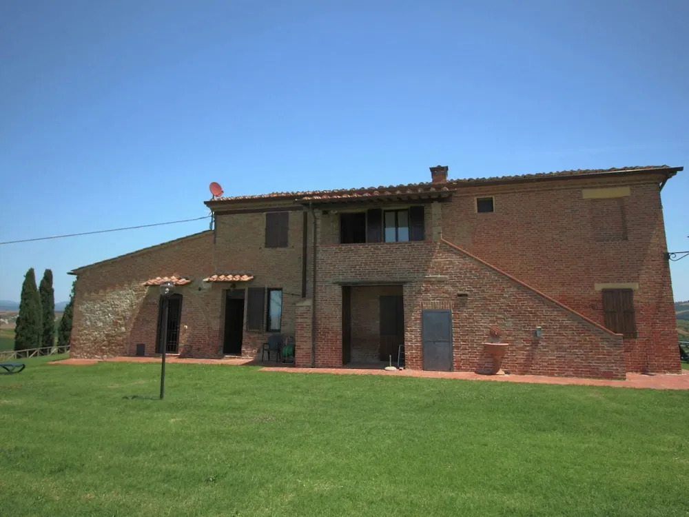 Spacious Tuscan Farmhouse