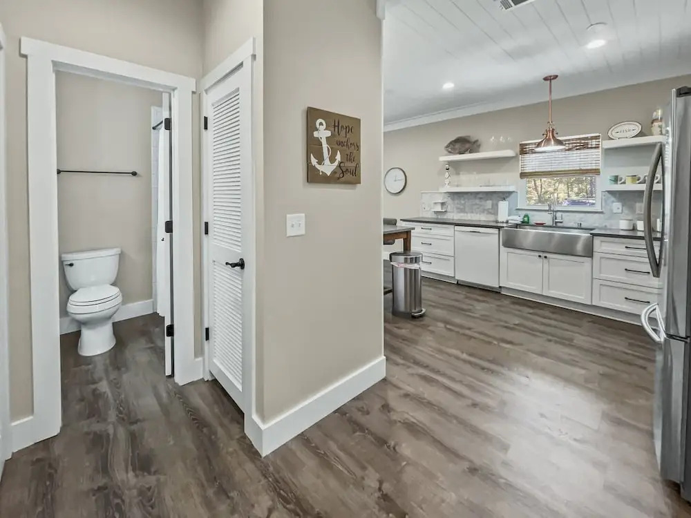 Pinewood Cottage 2 Bedroom Home by RedAwning