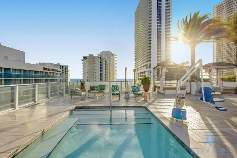 Bayview Luxury: 3BR Pools Oceanfront Amenities
