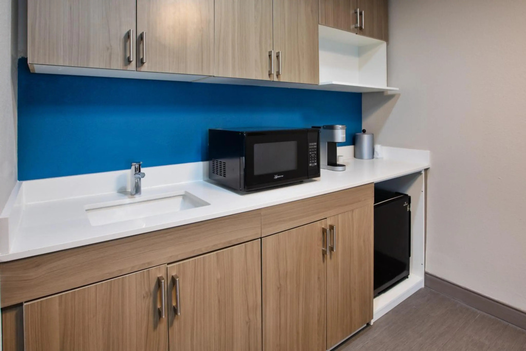 Holiday Inn Express & Suites Milwaukee NW - Park Place by IHG