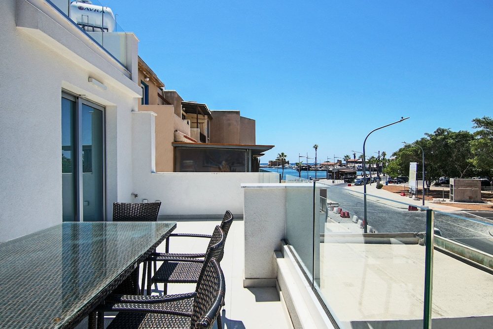 Phaedrus Living: Seaside Deluxe Flat Harbour 112
