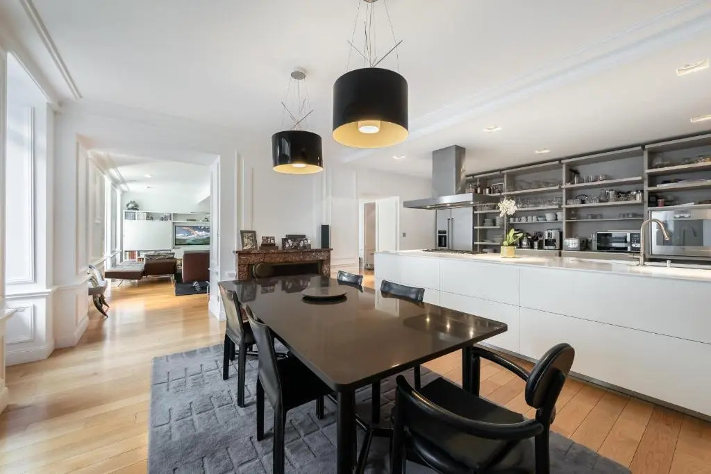 Le N 10 - Grand appartement de 200 m2 avec patio de 35 m2 en Vieille Ville