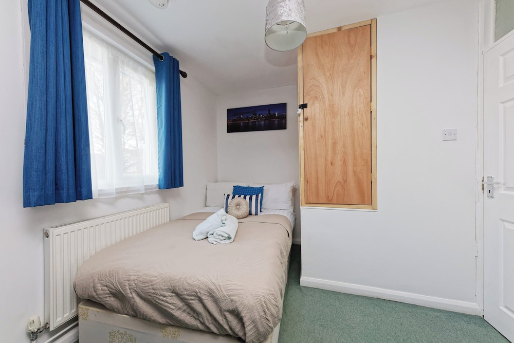 House Sleeps 14 With Enclosed Garden
