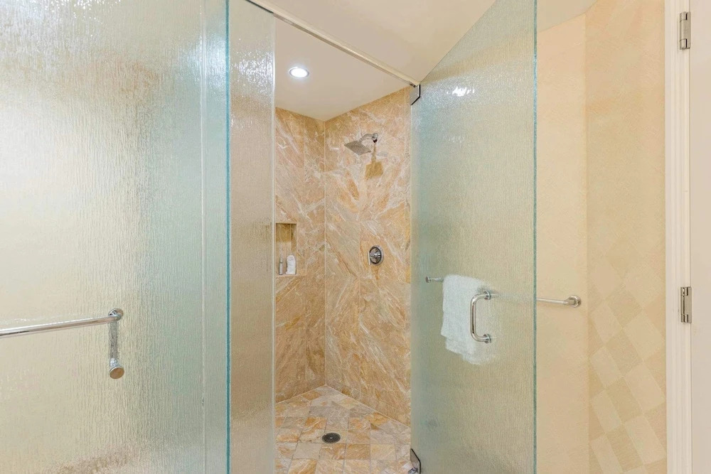 Stylish Renovated Studio at Trump Tower 3324