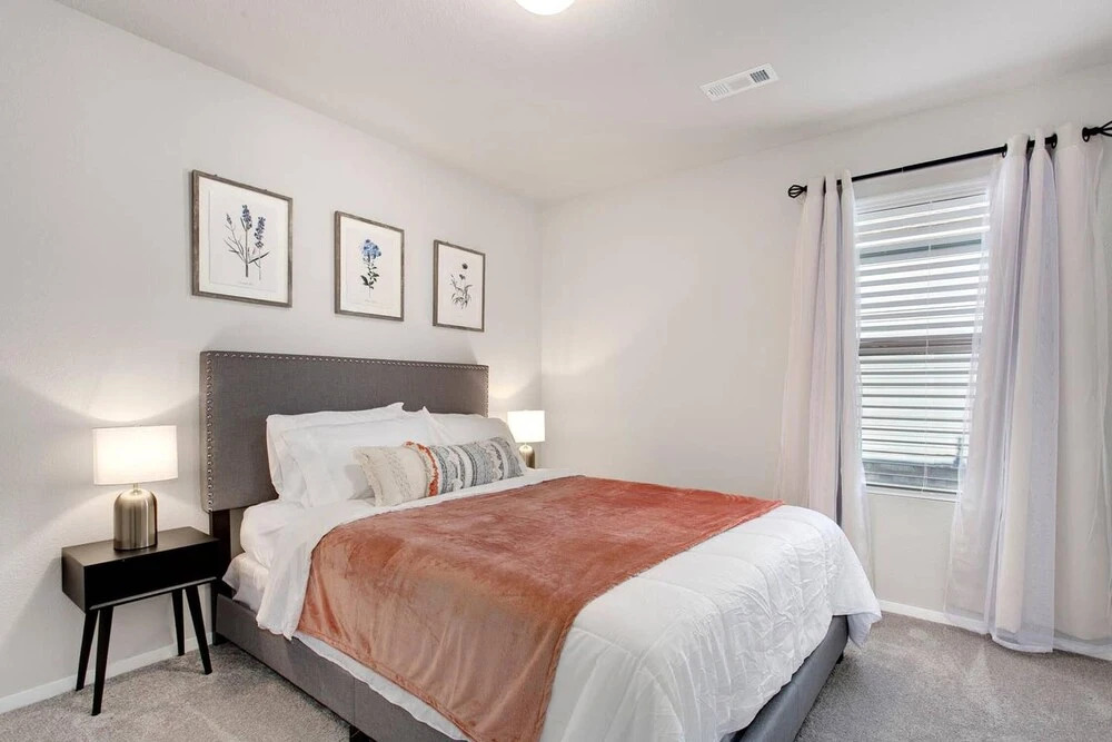 The Ivory - SLEEPS 10 - Perfect for Mid-Term Stays