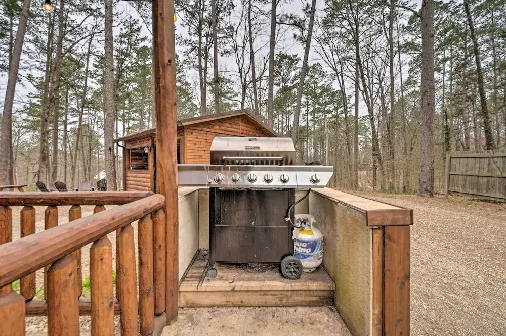 Cabin w/ Hot Tub & Grill - 6 Mi to Broken Bow Lake