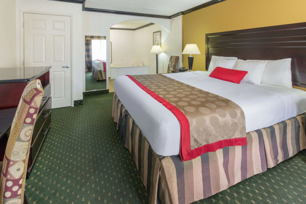 Ramada by Wyndham Ontario Airport & Convention Center