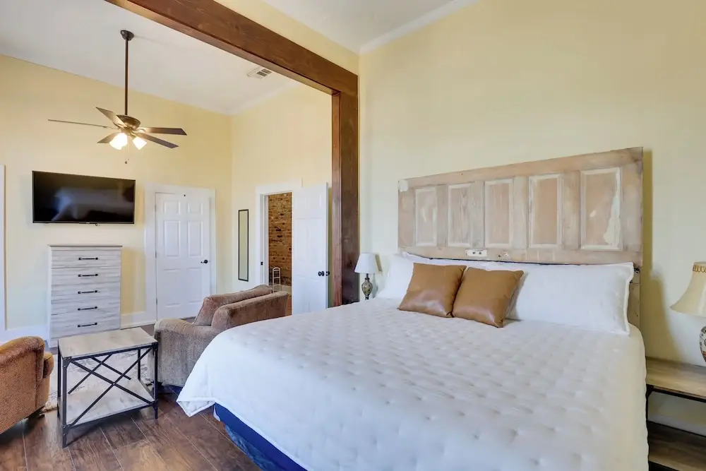 Shop, Dine & Unwind at Historic Dtwn Marshall Apt