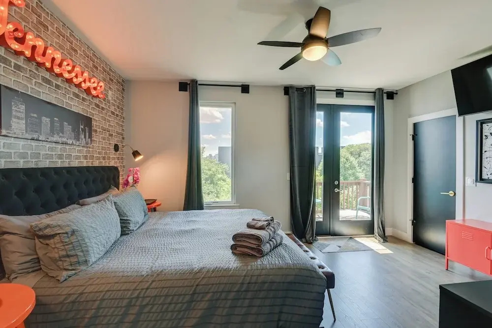 Skyline Views: Nashville Townhome 3 Mi to Broadway