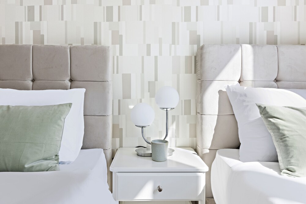 WelHome - Stylish Condo With Cityscape View in Creek Harbour