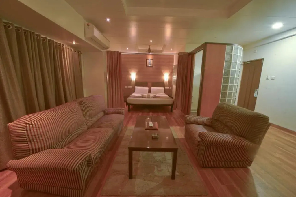 Hotel Orient Crown, Kolhapur