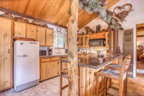 063 JB's Pinecone Lodge Home