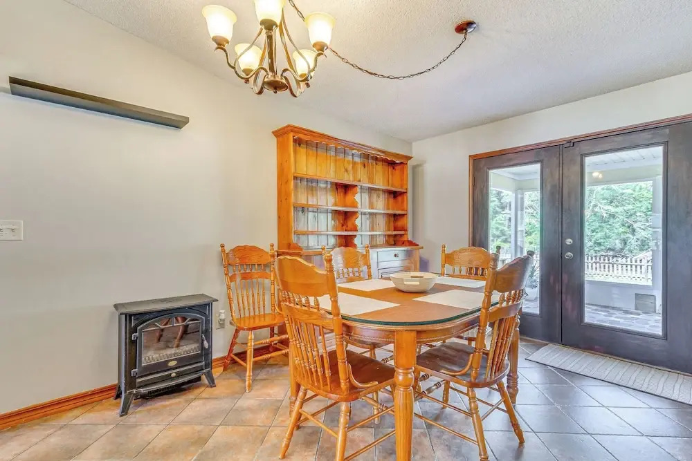 5 Mi to Navarre Beach: Home w/ Game Room & Yard
